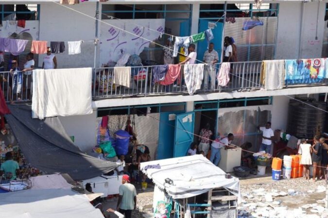 © PAM Haiti Le nombre de personnes déplacées en Haïti a augmenté de 22 % au cours des trois derniers mois. A Port-au-Prince, de nombreux Haïtiens déplacés trouvent refuge dans les cours de récréation des écoles du centre ville.
