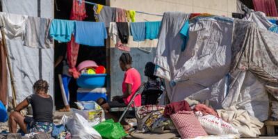 OIM/Antoine Lemonnier Des familles déplacées sont accueillies dans une école du centre de Port-au-Prince, Haïti.