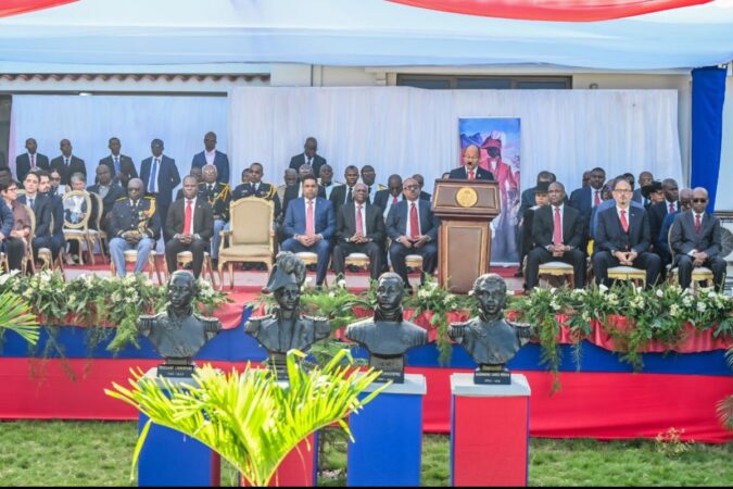 Port-au-Prince, 1er janvier 2025 – Pour le 221e anniversaire de l’indépendance d’Haïti, le Premier ministre Alix Didier Fils-Aimé aux côtés des représentants des Pouvoirs de l’État.”