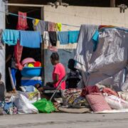 OIM/Antoine Lemonnier Des familles déplacées sont accueillies dans une école du centre de Port-au-Prince, Haïti.