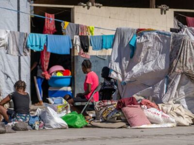 OIM/Antoine Lemonnier Des familles déplacées sont accueillies dans une école du centre de Port-au-Prince, Haïti.