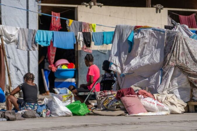OIM/Antoine Lemonnier Des familles déplacées sont accueillies dans une école du centre de Port-au-Prince, Haïti.