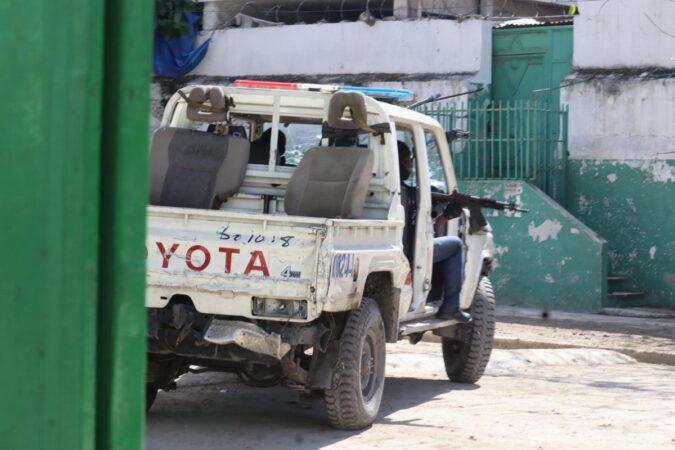 Un backup Toyota Land cruiser de deux policiers arrive sur les lieux quelques secondes avant l'attaque des membres de la coalition Viv Ansanm contre l'Hôpital général. Photo prise à Port-au-Prince le 24 décembre 2025 par Dieugo André."