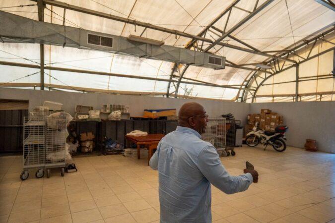 Carel Alexandre, directeur de l’Office des Postes d’Haïti (OPH), présente le local. Le mercredi 10 septembre 2025. Photos: Jean Feguens Regala