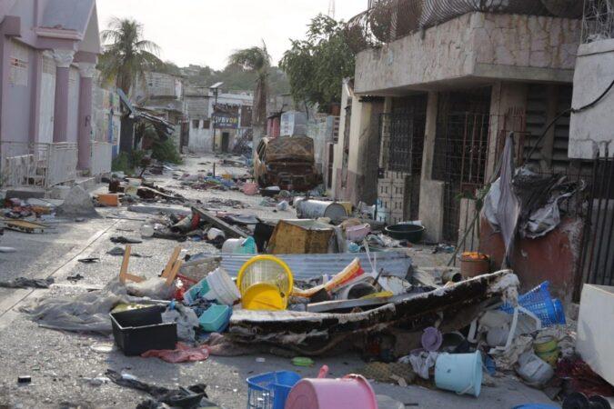 Ustensiles de maison, tôles et vêtements répandus sur le sol à Delmas 30, le XY août 2025. Photo : Jean Feguens Regala / AyiboPost