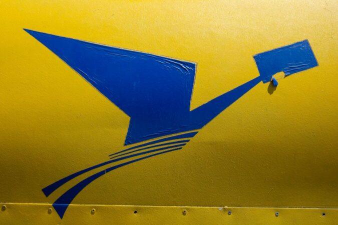 Dans la cour du Centre de tri, le logo de l’Office des Postes d’Haïti (OPH). Le mercredi 10 septembre 2025. Photos: Jean Feguens Regala