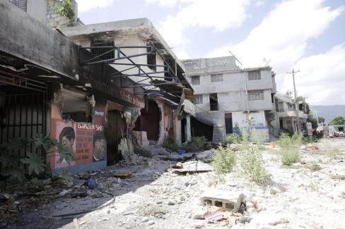Des bâtiments, dont un studio de beauté et un dépôt, aux murs complètement éventrés, à Nazon, le XY août 2025. Photo : Jean Feguens Regala / AyiboPost