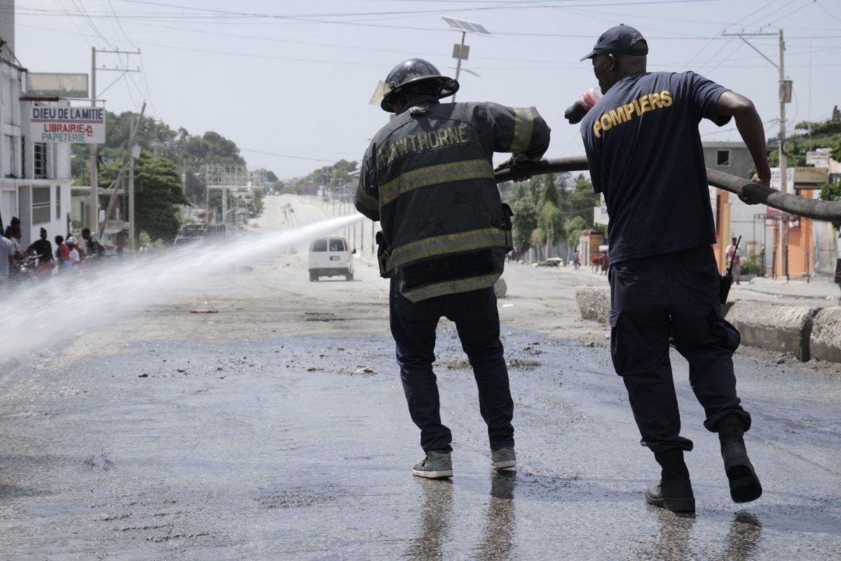 Des agents du service des pompiers de Delmas répandent de l’eau sur l’autoroute entre Delmas 19 et 30, le XY août 2025. Photo : Jean Feguens Regala / AyiboPost