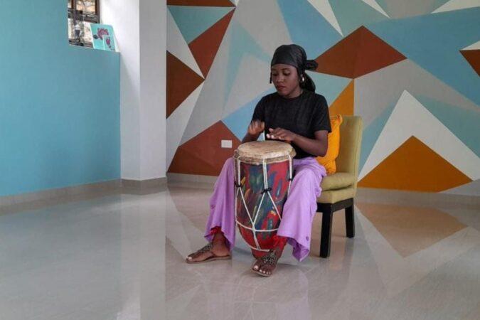 Wisancha Justin, une des étudiantes de Atelye Tanbou Plen Minui (ATPM).