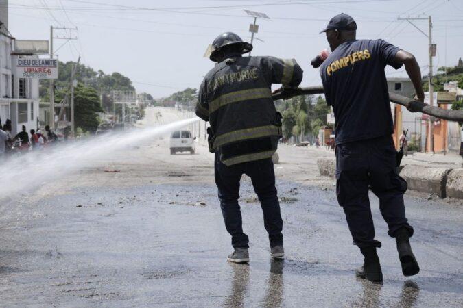 Des agents du service des pompiers de Delmas répandent de l’eau sur l’autoroute entre Delmas 19 et 30, le XY août 2025. Photo : Jean Feguens Regala / AyiboPost