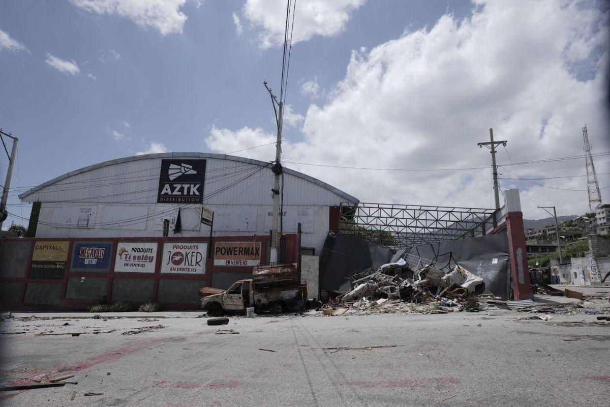 Entrée saccagée des locaux de l’entreprise AZTK non loin du Carrefour de l’aéroport, le XY août 2025. Photo : Jean Feguens Regala / AyiboPost