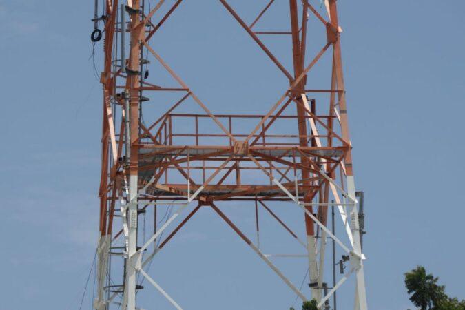 Une antenne de télécommunication dépourvue de plusieurs câbles à XY, le XY août 2025. Photo : Jean Feguens Regala / AyiboPost