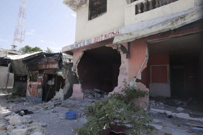 Des bâtiments, dont un studio de beauté et un dépôt, aux murs complètement éventrés, à Nazon, le XY août 2025. Photo : Jean Feguens Regala / AyiboPost