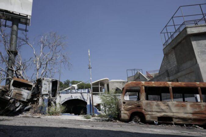 Façade éventrée du sous-commissariat de Delmas 3, le XY août 2025. Photo : Jean Feguens Regala / AyiboPost