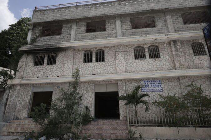 Façade de l’église du Christ à Delmas, avec des fenêtres à l’étage enflammées et la porte principale ouverte, le XY août 2025. Photo : Jean Feguens Regala / AyiboPost