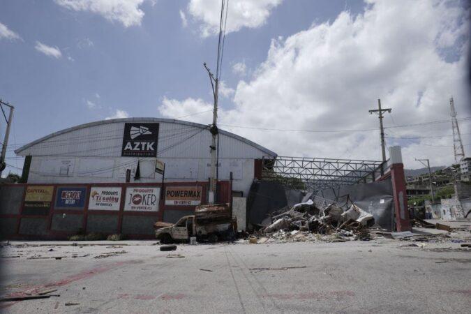 Entrée saccagée des locaux de l’entreprise AZTK non loin du Carrefour de l’aéroport, le XY août 2025. Photo : Jean Feguens Regala / AyiboPost