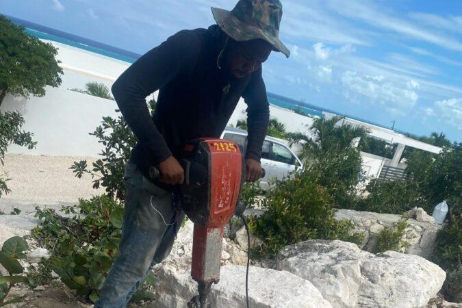 Guyvenson Laine à son travail aux Îles Turques et Caïques en 2023.