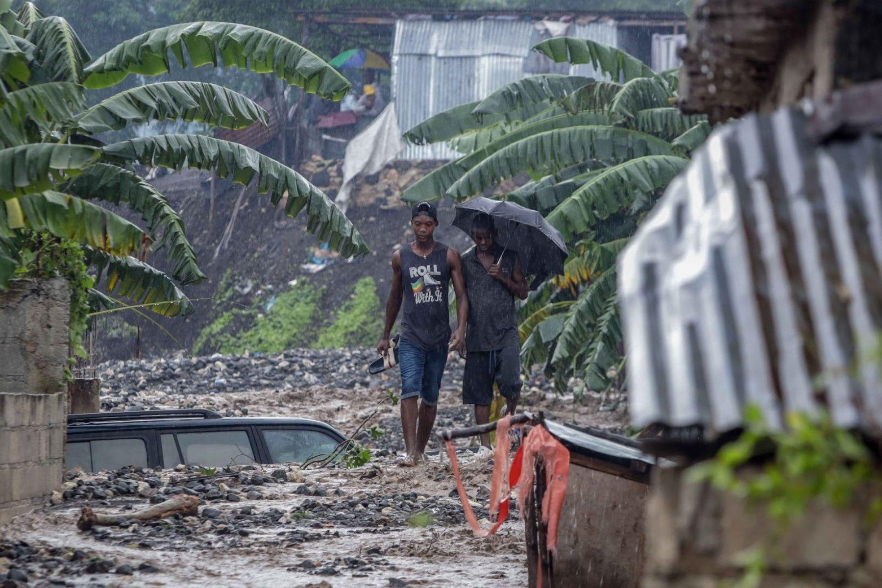 Un garage englouti, avec une dizaine de voitures ensevelies sous les alluvions emportés par la rivière La Digue, dans la douzième section de Petit-Goâve. Vendredi 31 octobre 2025. | © Jean Feguens Regala / AyiboPost