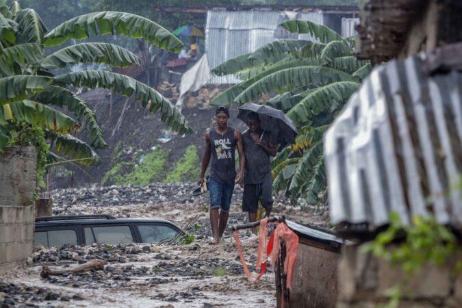 Un garage englouti, avec une dizaine de voitures ensevelies sous les alluvions emportés par la rivière La Digue, dans la douzième section de Petit-Goâve. Vendredi 31 octobre 2025. | © Jean Feguens Regala / AyiboPost